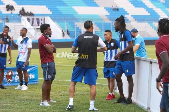 Los futbolistas de ambas plantillas saltaron al césped para dialogar durante unos minutos. Foto Jonathan Rodríguez.