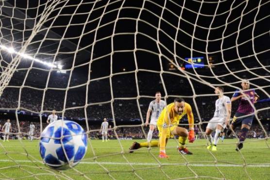 Barcelona's Brazilian midfielder Rafinha (R) scores against Inter Milan's Slovenian goalkeeper Samir Handanovic during the UEFA Champions League group B match Barcelona against Inter Milan at the Camp Nou stadium in Barcelona on October 24, 2018. (Photo by Josep LAGO / AFP)