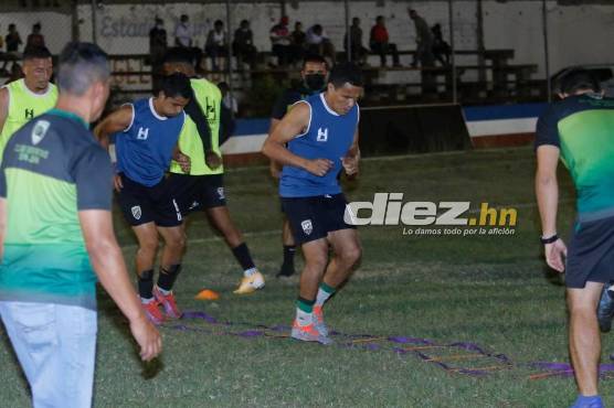 Rambo de León durante el calentamiento previo al inicio del partido. Foto: Mauricio Ayala.