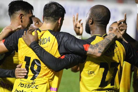 Futbolistas de Real España celebran su anotación ante Real Sociedad. Foto: Real España.