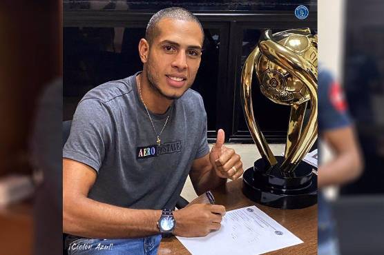 Momento en que el espigado atacante estampa su firma con el campeón de Honduras. Foto: Motagua.