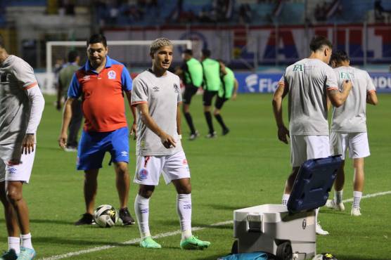 ¡Agónico y polémico empate! Con gol del portero Edrick Menjívar tras un error arbitral, Olimpia consigue el empate al 90+7’ ante Juticalpa