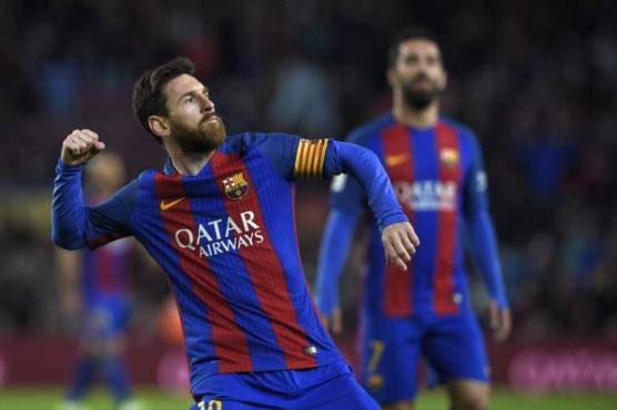 Barcelona's Argentinian forward Lionel Messi celebrates after scoring a goal during the Spanish league football match FC Barcelona vs CA Osasuna at the Camp Nou stadium in Barcelona on April 26, 2017. / AFP PHOTO / LLUIS GENE