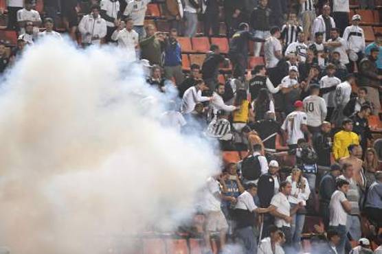 Angry fans of Brazil's Santos are seen on the stands as riot police are deployed during the Copa Libertadores football match against Argentina's Independiente Pacaembu Stadium in Sao Paulo, Brazil, on August 28, 2018.The match was suspended in the 81st minute after fans of Santos threw bangers onto the field and the police was deployed to provide security. South America's governing body Conmebol awarded the first leg clash between the teams to Independiente with a 3-0 score just hours before today's match because Santos fielded and ineligible player. / AFP PHOTO / Nelson ALMEIDA
