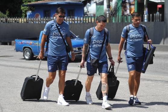 César Vigevani y parte de su cuerpo técnico en Motagua.