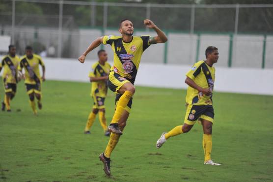 Real España no levanta cabeza y Génesis le agudiza su crisis y deja al Palomo Rodríguez en la cuerda floja