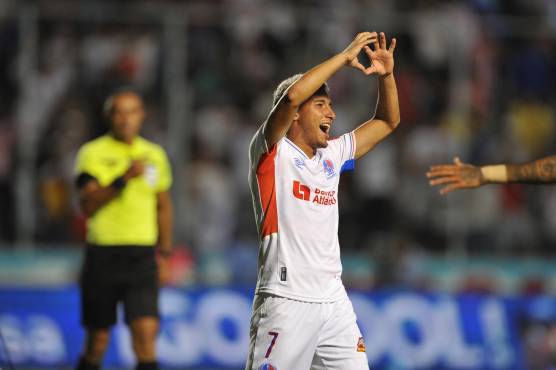 Olimpia golea a Motagua, continúa con la hegemonía sobre el azul y se convierte en semifinalista