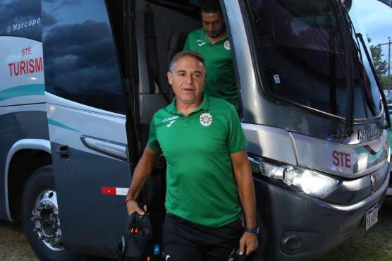 Tota Medina llegando al estadio Carlos Miranda.