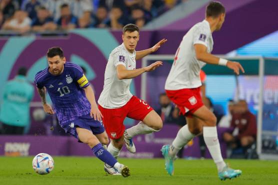 La imagen típica de Messi, quitándose rivales.