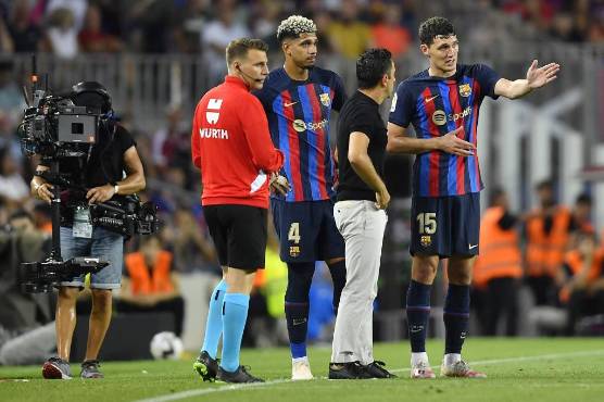 Andreas Christensen y Xavi dialogando sobre el partido en la pausa de hidratación.