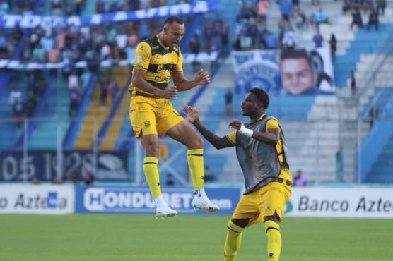 Devron García festeja su gol contra Motagua.