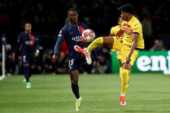 Lamine Yamal en uno de sus primeros duelos por la banda derecha con Nuno Mendes.