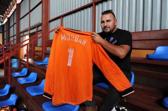 Roy Carballo, amigo de Lester Morgan, muestra una de las camisetas que le dejó su amigo. FOTO: La Teja.