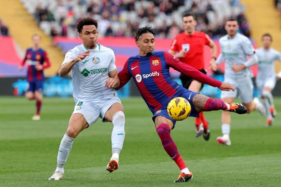 Raphinha realizó un buen partido, anotó el primer gol y asistió para De Jong en el tercero.