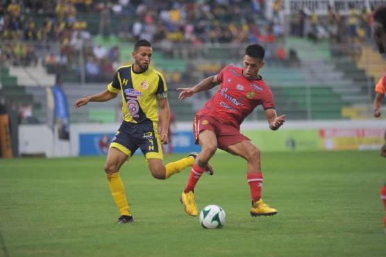 Real España no levanta cabeza y Génesis le agudiza su crisis y deja al Palomo Rodríguez en la cuerda floja