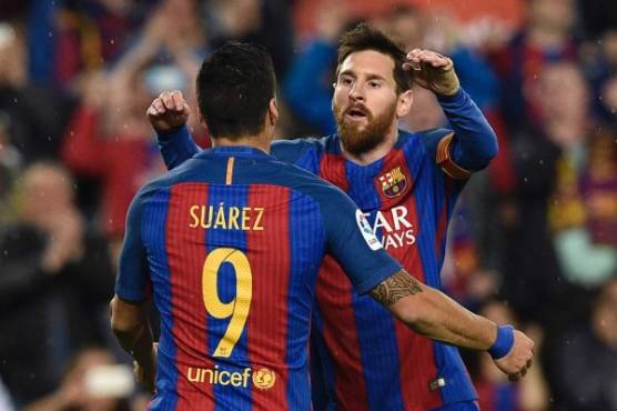 Barcelona's Argentinian forward Lionel Messi (R) celebrates with Barcelona's Uruguayan forward Luis Suarez after scoring a goal during the Spanish league football match FC Barcelona vs Real Sociedad at the Camp Nou stadium in Barcelona on April 15, 2017. / AFP PHOTO / LLUIS GENE