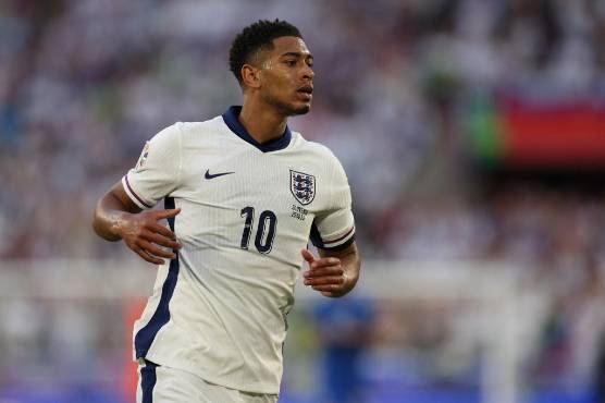 Inglaterra, sin mostrar un buen fútbol, quedó en primer lugar de su grupo y espera rival que se conocerá el miércoles.