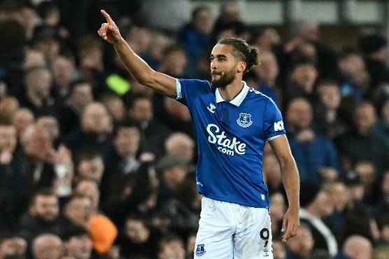 <b>Dominic Calvert-Lewin </b>celebrando su gol ante Liverpool. Su tanto puede quitarle la liga al conjunto de Klopp.