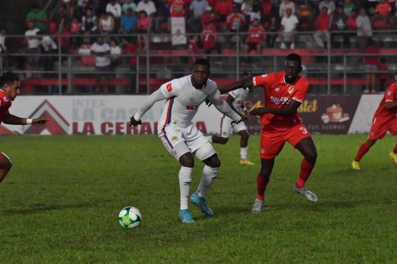 Yustin Arboleda marcado por el central Marel Álvarez.