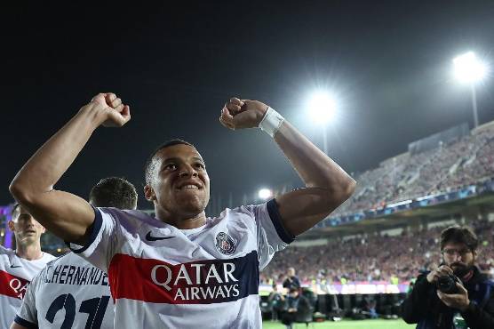 Mbappé festejeando para el público del PSG que llegó al estadio de Barcelona.