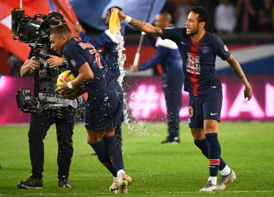 Así fue el emotivo regreso de Neymar: De rodillas y broma a Mbappé para celebrar el título del PSG