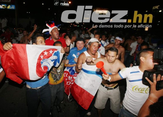 Aficionados festejan el título 29 del Olimpia en las calles