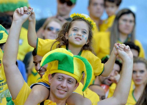 Aficionados disfrutan el Mundial a ritmo de samba.