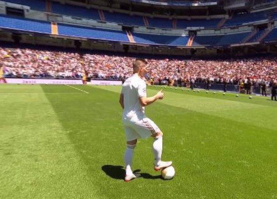 El emotivo abrazo de Florentino, el beso al escudo y la selfie: Así fue la presentación de Luka Jovic en el Real Madrid
