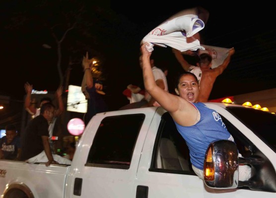 ¡Locura total! La afición olimpista invade las callejas para festejar la copa 30