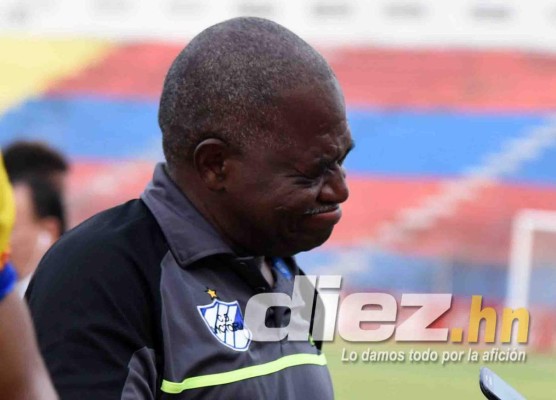 FOTOS: Drama y lágrimas de los aficionados del Victoria tras el último juegos en la Liga