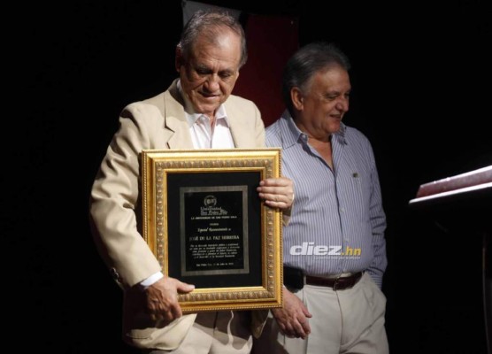 Técnico y ser humano ejemplar: Las 20 fotografías imborrables de 'Chelato' Uclés en su paso por el fútbol