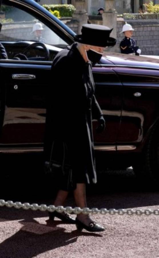 La soledad de la reina Isabel II: así le dio el último adiós a su esposo, el príncipe Felipe, en un sobrio funeral