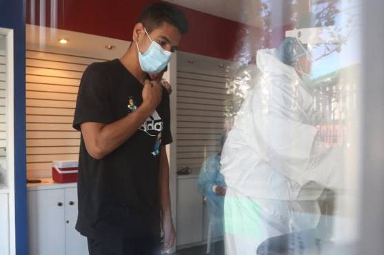 El futbolista Carlos Pineda salió positivo en una prueba realizada por la Cruz Roja, pero luego se practicó una PCR en un laboratorio particular y el resultado fue negativo, sin embargo, la Liga Nacional toma como referencia las realizadas en Cruz Roja.