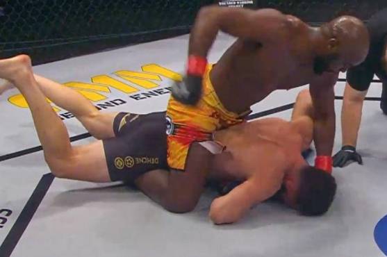 Momento de la pelea entre Jones y Chris.