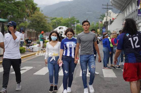 Los aficionados catrachos ya están llegando al estadio Morazán para ver a la Sub-20 de Honduras. Foto: Mauricio Ayala.