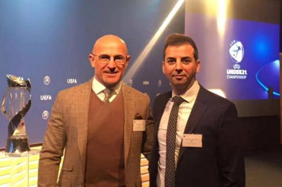 Luis de la Fuente, entrenador de España, junto a Francis Hernández.