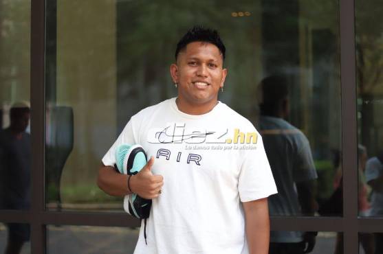 Jafeth Leiva, exjugador hondureño, le regaló unos tenis a Jorge Álvarez. Foto: Mauricio Ayala, enviado especial.