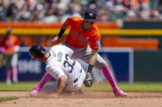 Mauricio Dubón tuvo una gran labor jugando como segunda base de los Astros en Detroit.