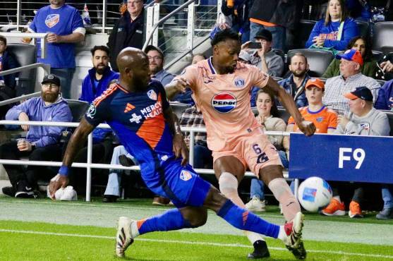 Ricky Zapata se había ganado el puesto de lateral izquierdo por encima de Cléver Portillo.