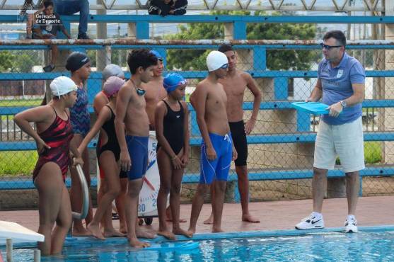Gustavo Roldan impartiendo sus clases de natación junto a nuestro nadadores catrachos. FOTO: Gerencia de Deporte de San Pedro Sula.