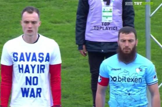 Futbolista turco se niega a ponerse la camiseta de ‘‘no a la guerra’’ en Ucrania y confiesa el motivo