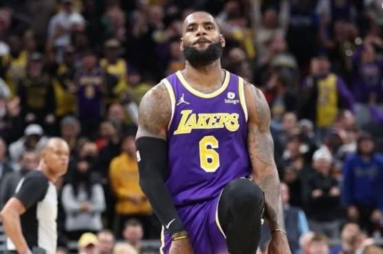LeBron James celebrando luego de anotar para los Lakers.