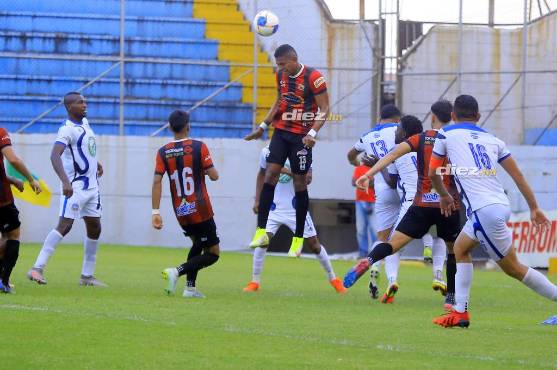 El veterano Carlo Costly tuvo acción en el segundo tiempo.