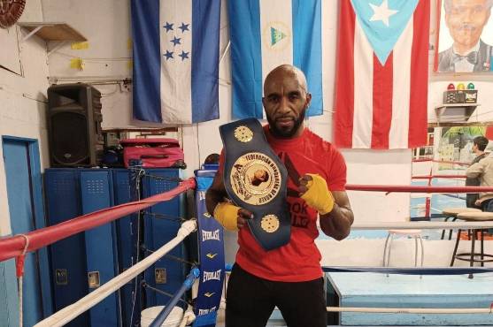 Celin el “Gallo Fino” Zapata con el título nacional de boxeo.