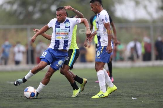 El jugador Sendel Cruz de Juticalpa peleando la pelota.