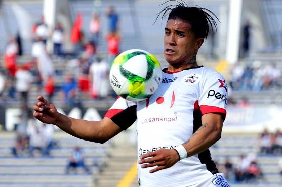 Chirinos jugó en la primera división de México con el desaparecido Lobos BUAP.