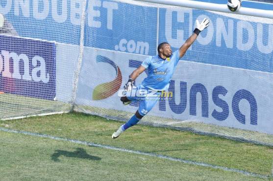 Iba a ser un golazo el de Alexy Vega ante Real España. Foto Diez: Neptalí Romero.