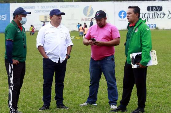 Orsy Alegría (blanco), está molesto con la actitud tomada por el jugador Bayron Méndez.