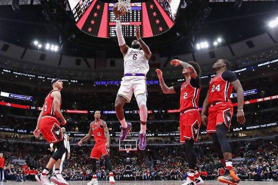 LeBron James anotando para los Lakers ante los Bulls.