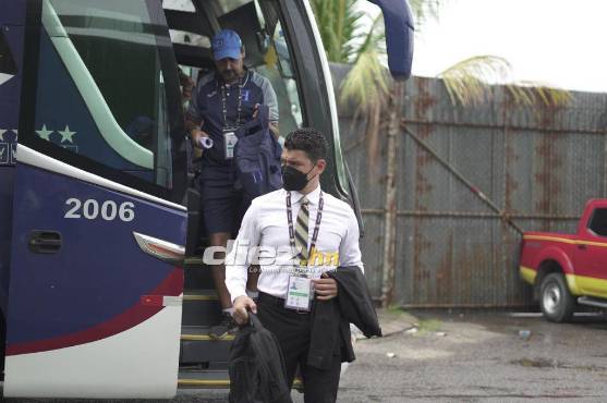 Luis Alvarado, entrenador de la Sub-20 de Honduras, llegando al Yankel Rosenthal. Foto: Mauricio Ayala.